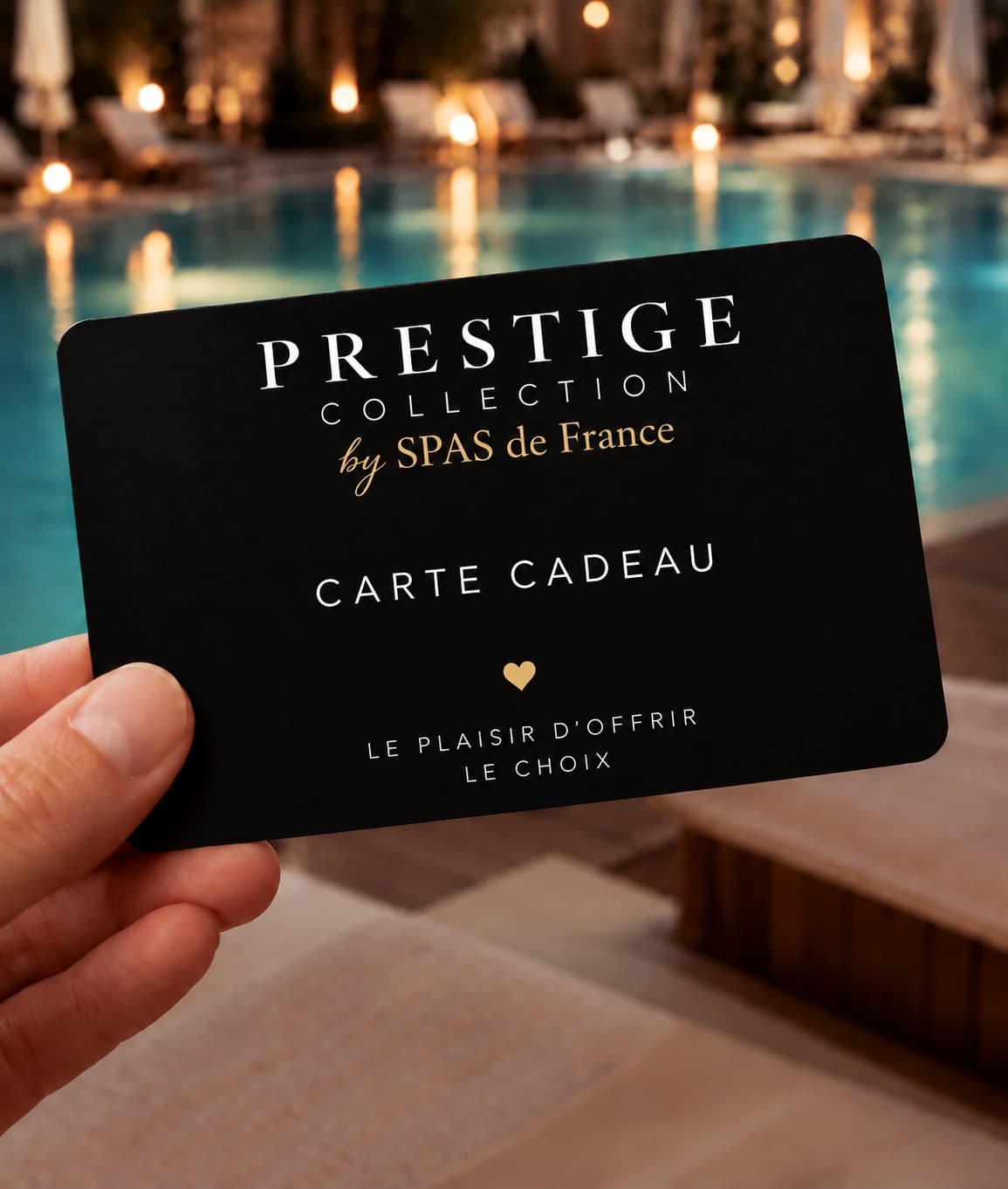 Femme recevant une carte cadeau